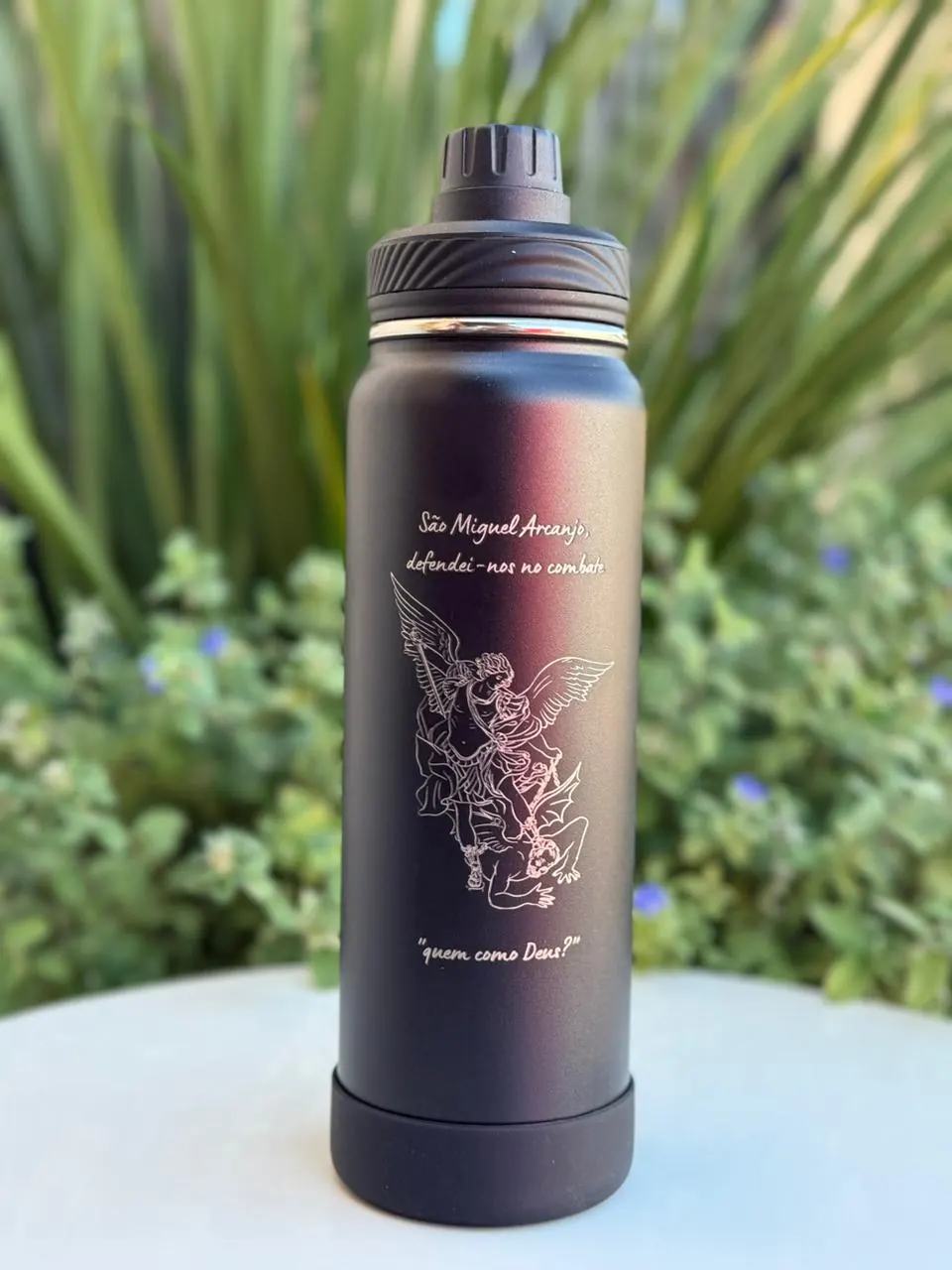 Afeto Presentes Religiosos – Garrafa Térmica – São Miguel Arcanjo – 800ml – em alumínio – preta Afeto Presentes Religiosos - Garrafa Térmica - São Miguel Arcanjo - 800ml - em alumínio - preta