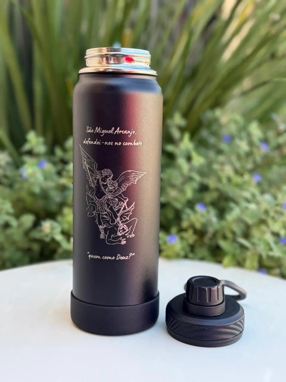 Afeto Presentes Religiosos – Garrafa Térmica – São Miguel Arcanjo – 800ml – em alumínio – preta Afeto Presentes Religiosos - Garrafa Térmica - São Miguel Arcanjo - 800ml - em alumínio - preta