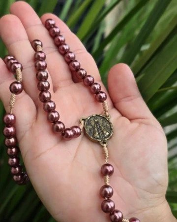 Afeto Presentes Religiosos - Terço - Nossa Senhora Aparecida - em Pérolas - Marrom Cintilante
