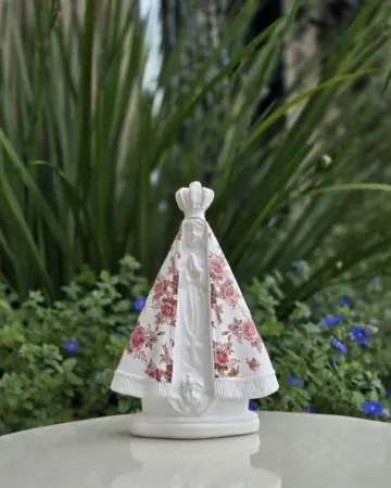 Afeto Presentes Religiosos - Artesanal - Mãe Aparecida - 21,5cm - em gesso - com aplicação em flores