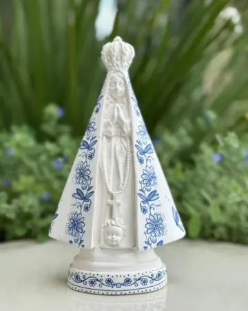 Afeto Presentes Religiosos - Artesanal - Mãe Aparecida - 21,5cm - em gesso - com aplicação em flores