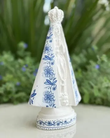 Afeto Presentes Religiosos - Artesanal - Mãe Aparecida - 21,5cm - em gesso - com aplicação em flores