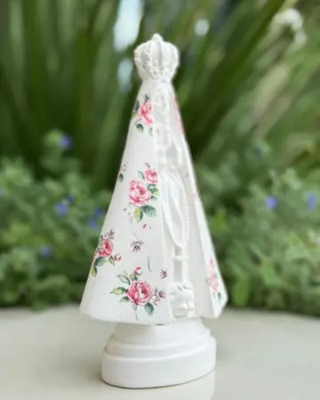 Afeto Presentes Religiosos - Artesanal - Mãe Aparecida - 21,5cm - em gesso - com aplicação em flores