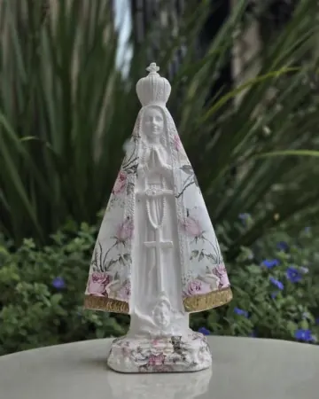 Afeto Presentes Religiosos - Artesanal - Mãe Aparecida - 21,5cm - em gesso - com aplicação em flores