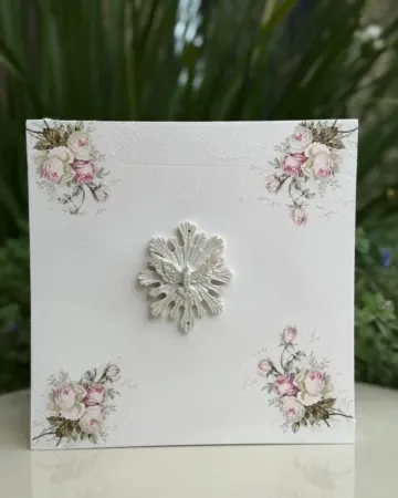 Afeto Presentes Religiosos - Artesanal - Mãe Aparecida - 21,5cm - em gesso - com aplicação em flores