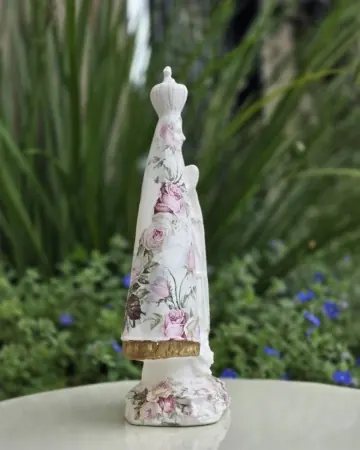 Afeto Presentes Religiosos - Artesanal - Mãe Aparecida - 21,5cm - em gesso - com aplicação em flores