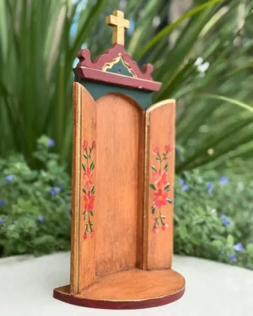 Afeto Presentes Religiosos - Artesanal - Mãe Aparecida - 21,5cm - em gesso - com aplicação em flores