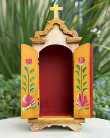 Afeto Presentes Religiosos - Artesanal - Mãe Aparecida - 21,5cm - em gesso - com aplicação em flores