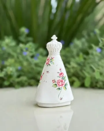 Afeto Presentes Religiosos - Artesanal - Mãe Aparecida - com aplicação em flores -  21,5cm - em gesso