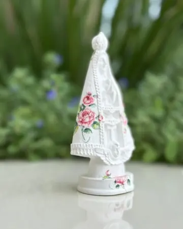 Afeto Presentes Religiosos - Artesanal - Mãe Aparecida - com aplicação em flores -  21,5cm - em gesso