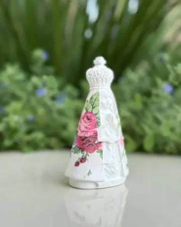 Afeto Presentes Religiosos - Artesanal - Mãe Aparecida - com aplicação em flores -  21,5cm - em gesso