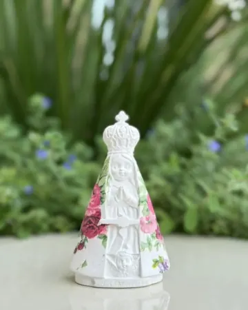 Afeto Presentes Religiosos - Artesanal - Mãe Aparecida - com aplicação em flores -  21,5cm - em gesso