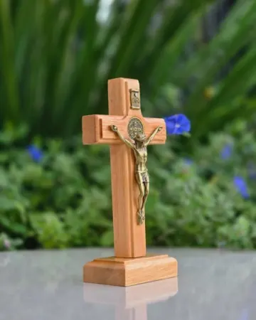 Afeto Presentes Religiosos - Crucifixo de Madeira - 12cm - com medalha de São Bento