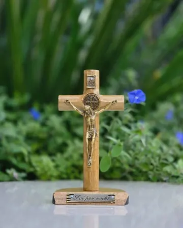 Afeto Presentes Religiosos - Crucifixo de Madeira - 12cm - com medalha de São Bento - "Foi por você"