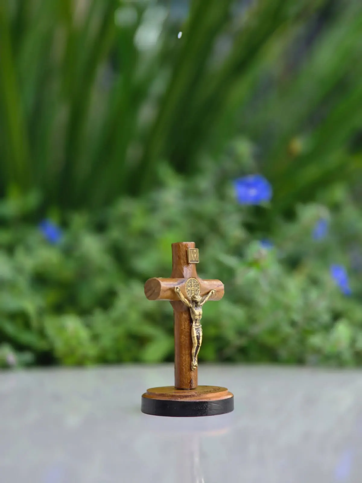 Afeto Presentes Religiosos – Crucifixo de Madeira – 7cm – com medalha de São Bento – “Foi por você” Afeto Presentes Religiosos - Crucifixo de Madeira - 7cm - com medalha de São Bento - "Foi por você"
