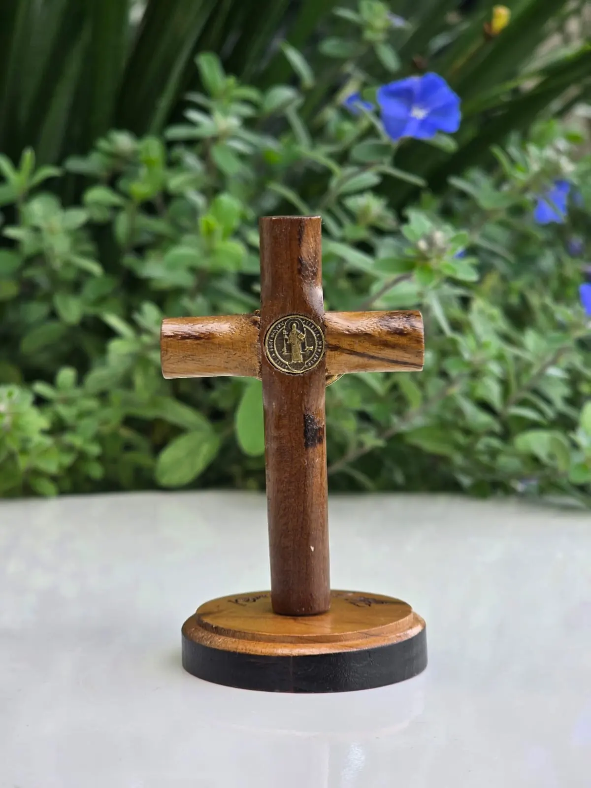 Afeto Presentes Religiosos – Crucifixo de Madeira – 7cm – com medalha de São Bento – “Foi por você” Afeto Presentes Religiosos - Crucifixo de Madeira - 7cm - com medalha de São Bento - "Foi por você"