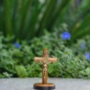 Afeto Presentes Religiosos - Crucifixo de Madeira - 7cm - com medalha de São Bento - "Foi por você"