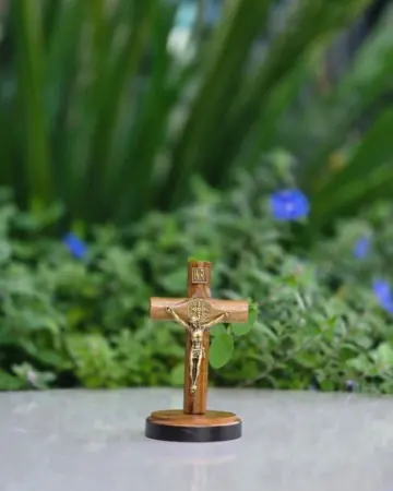 Afeto Presentes Religiosos - Crucifixo de Madeira - 7cm - com medalha de São Bento - "Foi por você"
