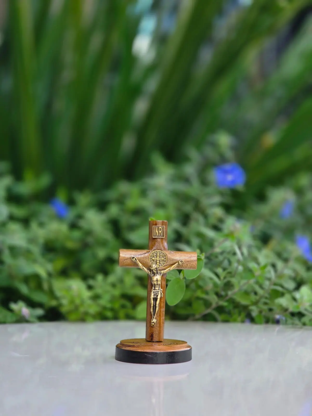 Afeto Presentes Religiosos – Crucifixo de Madeira – 7cm – com medalha de São Bento – “Foi por você” Afeto Presentes Religiosos - Crucifixo de Madeira - 7cm - com medalha de São Bento - "Foi por você"