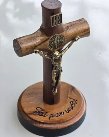 Afeto Presentes Religiosos - Crucifixo de Madeira - 7cm - com medalha de São Bento - "Foi por você"