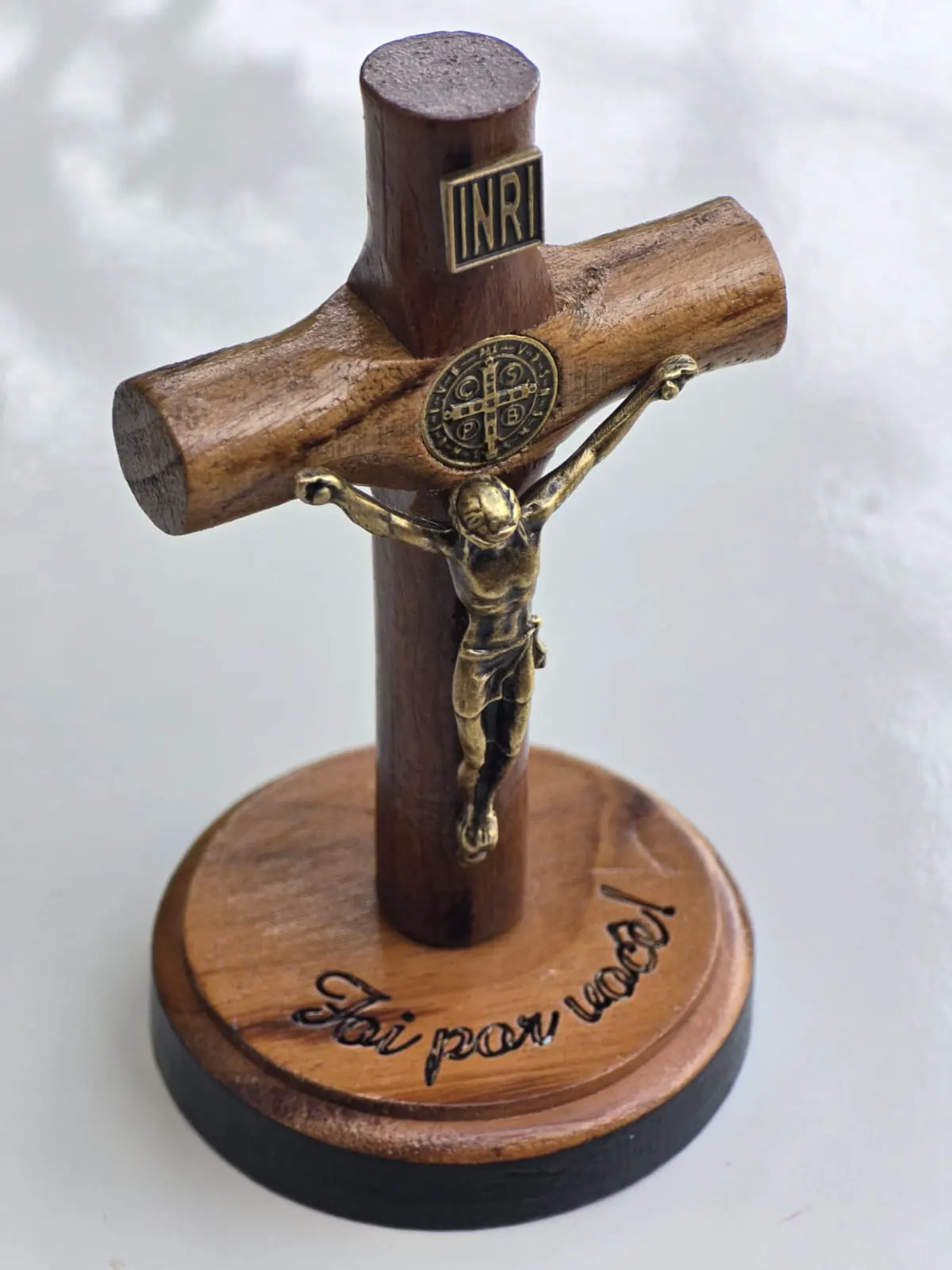 Afeto Presentes Religiosos – Crucifixo de Madeira – 7cm – com medalha de São Bento – “Foi por você” Afeto Presentes Religiosos - Crucifixo de Madeira - 7cm - com medalha de São Bento - "Foi por você"