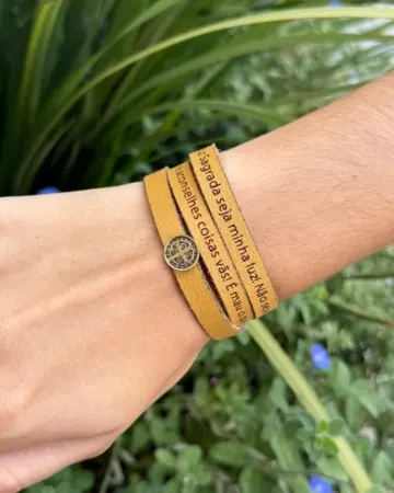 Afeto Presentes Religiosos - Pulseira – Imbuia - com Medalha de São Bento nos entremeios