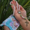 Afeto Presentes Religiosos - Terço - Nossa Senhora das Graças - em pérolas brancas e azul (cópia)