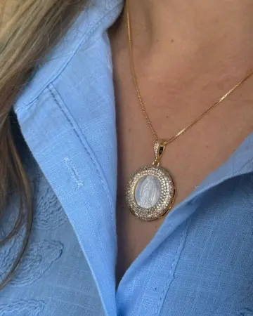 Afeto Presentes Religiosos - Gargantilha - Nossa Senhora de Guadalupe em Madrepérola - 45cm